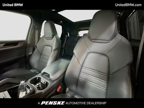 Used 2025 Porsche Cayenne Turbo image 5
