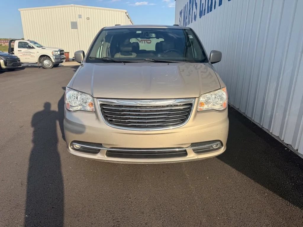 Used 2015 Chrysler Town & Country Touring FWD image 3