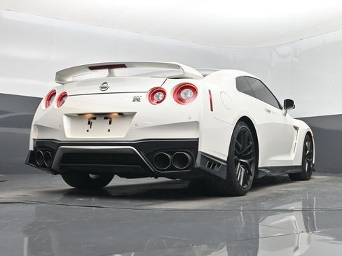Used 2018 Nissan GT-R Premium w/ Premium Interior Package image 42