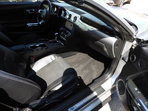 Used 2020 Ford Mustang Premium image 12