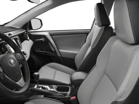 Used 2018 Toyota RAV4 SE FWD image 10