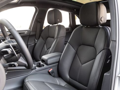 Certified 2026 Porsche Macan AWD/4WD image 5