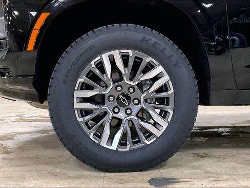 Used 2025 Chevrolet Suburban Z71 AWD/4WD image 9