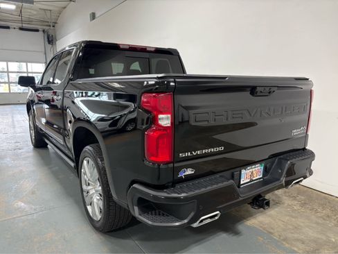 Used 2022 Chevrolet Silverado 1500 High Country w/ High Country Premium Package AWD/4WD image 3