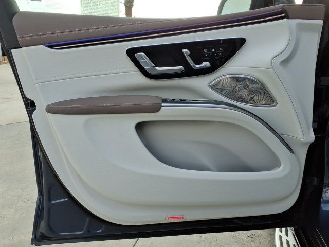 Used 2023 Mercedes-Benz EQS 580 4MATIC SUV image 12
