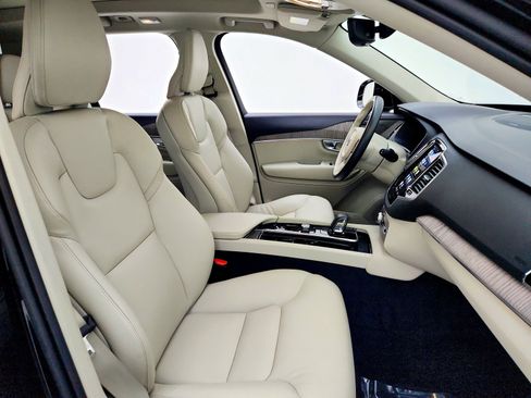 Used 2024 Volvo XC90 B6 Plus image 26