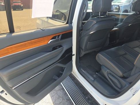 Used 2022 Jeep Grand Wagoneer Series II w/ Premium Group II AWD/4WD image 6