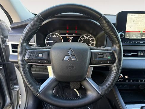 Used 2024 Mitsubishi Outlander SE image 16