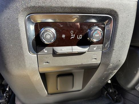 Used 2025 Chevrolet Suburban LT w/ Comfort Package AWD/4WD image 12