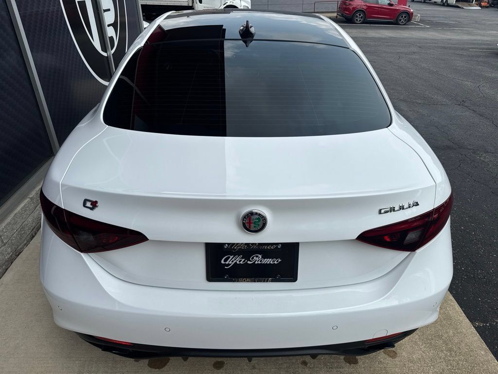 Used 2022 Alfa Romeo Giulia Veloce AWD/4WD image 11