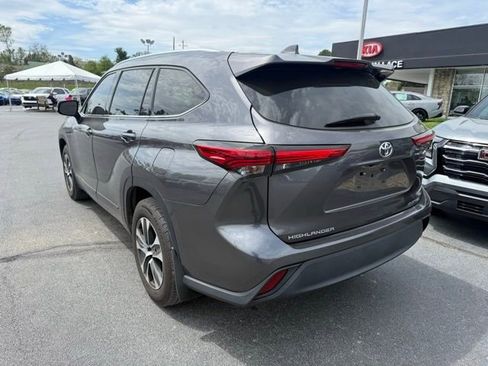 Used 2021 Toyota Highlander XLE image 6