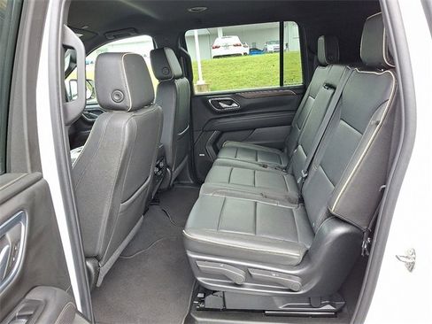 Used 2024 Chevrolet Suburban Premier image 8