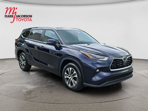 Used 2023 Toyota Highlander XLE FWD image 3