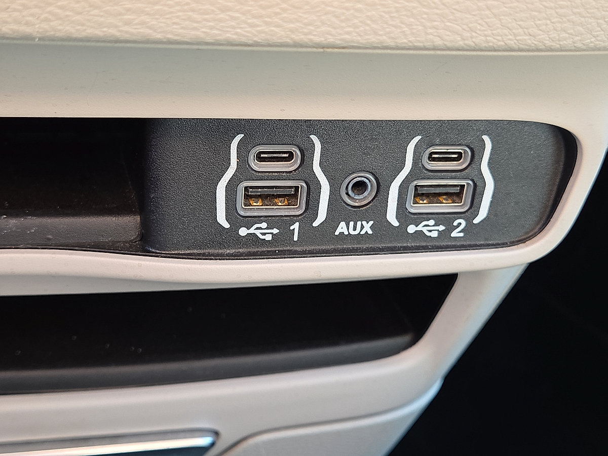 Used 2024 Chrysler Pacifica Touring-L FWD image 26