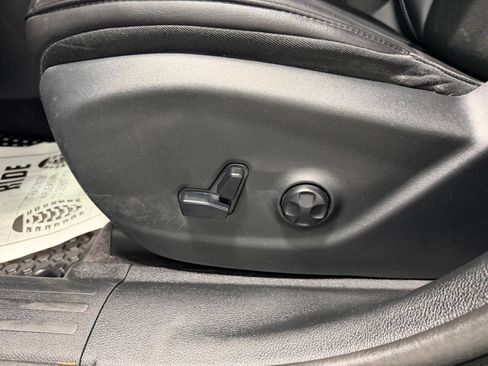 Used 2019 Jeep Cherokee Latitude Plus w/ Cold Weather Group AWD/4WD image 29