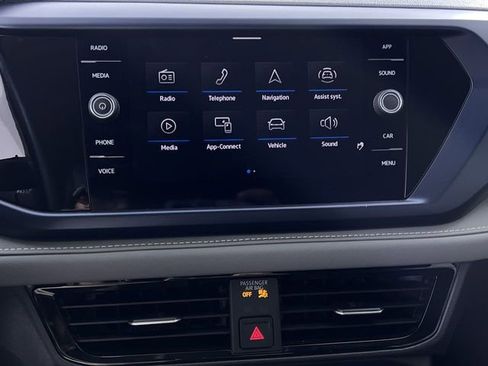 Used 2024 Volkswagen Taos SE image 18