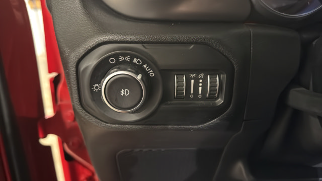Used 2020 Jeep Wrangler Unlimited Sahara AWD/4WD image 30