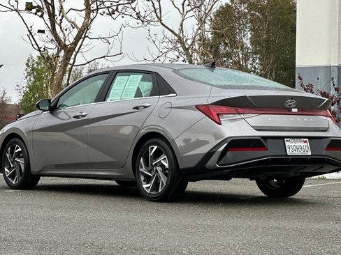 Used 2024 Hyundai Elantra SEL w/ Convenience Package image 6