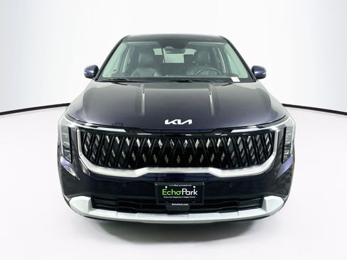 Used 2025 Kia Carnival FWD image 2