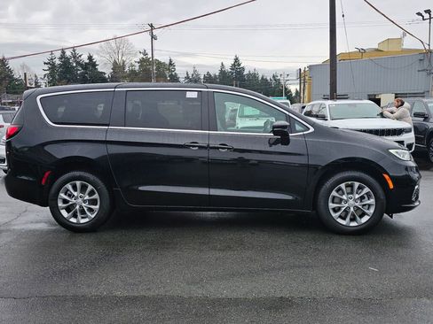 New 2026 Chrysler Pacifica Limited image 9