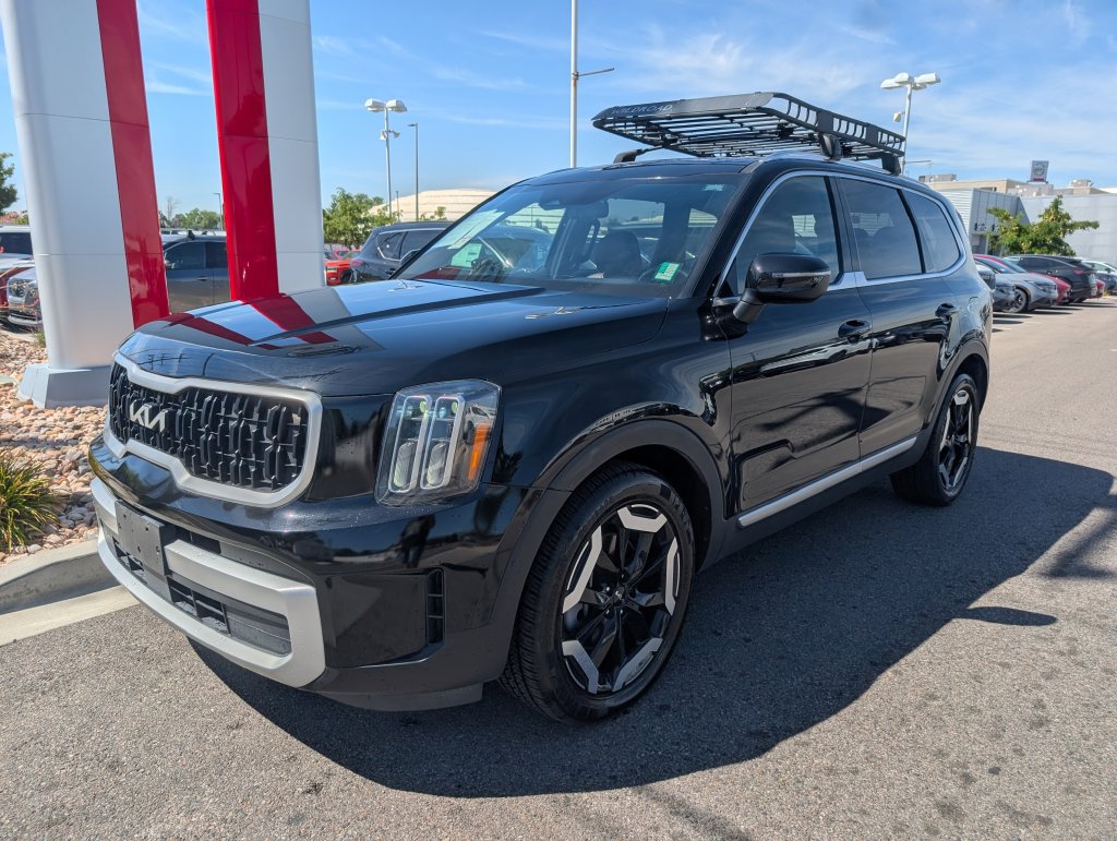 Used 2023 Kia Telluride EX w/ EX Captain's Chair Package AWD/4WD image 3