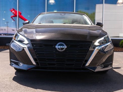 Used 2025 Nissan Altima 2.5 SV FWD image 2