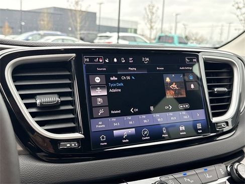 Used 2024 Chrysler Pacifica Touring-L image 16