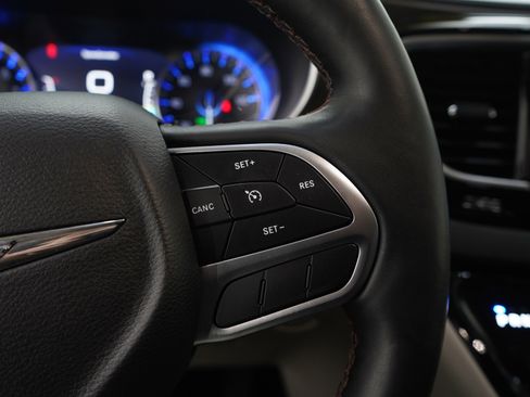 Used 2018 Chrysler Pacifica Touring-L Plus FWD image 29