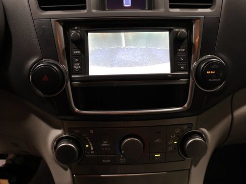 Used 2013 Toyota Highlander Plus AWD/4WD image 26