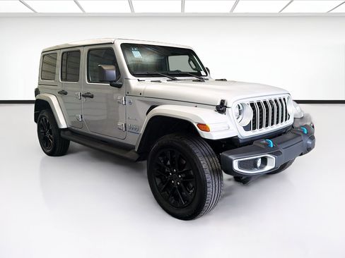 Used 2024 Jeep Wrangler Unlimited Sahara w/ Technology Group AWD/4WD image 3