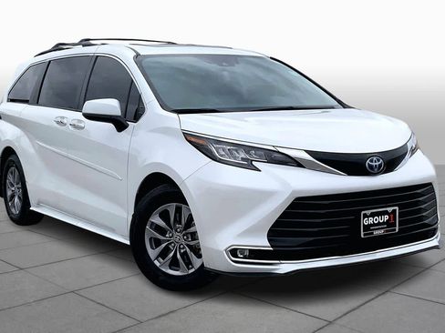 Used 2023 Toyota Sienna XLE image 2