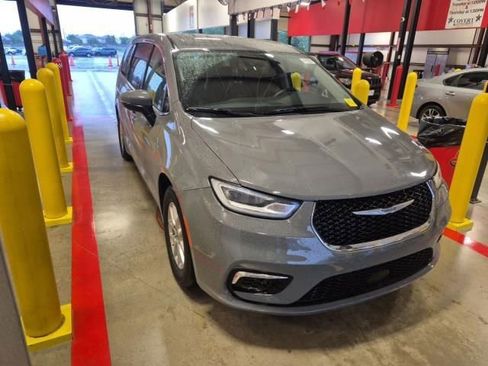 Used 2023 Chrysler Pacifica Touring-L FWD image 1