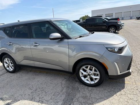 Used 2023 Kia Soul LX w/ Option Group 015 FWD image 2