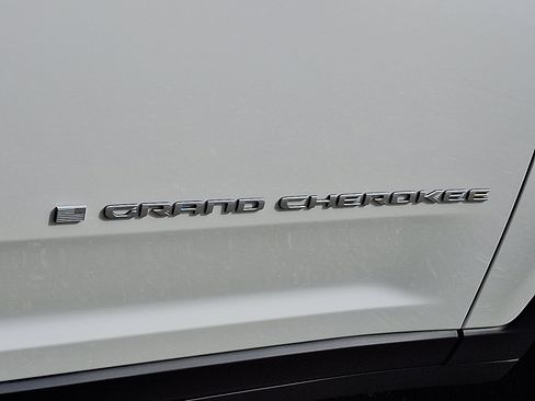 New 2025 Jeep Grand Cherokee Limited w/ Luxury Tech Group II image 16