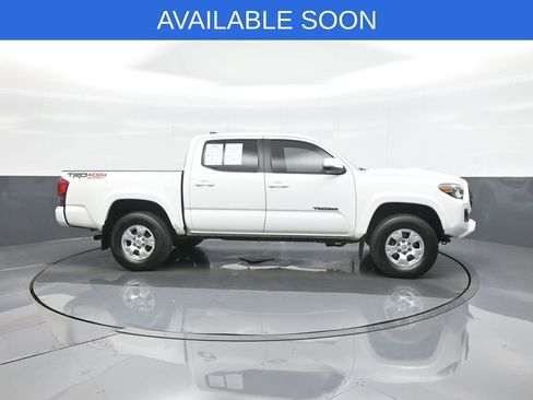 Used 2017 Toyota Tacoma TRD Sport w/ Tow Package (A/T) AWD/4WD image 8