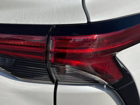 Used 2025 Toyota Sienna Limited image 48