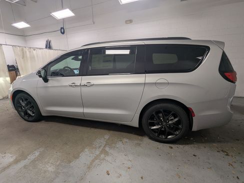 New 2026 Chrysler Pacifica Select FWD image 9