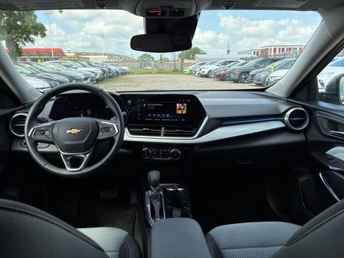 Used 2025 Chevrolet Trax LT w/ LT Convenience Package FWD image 26