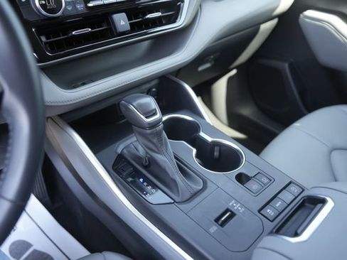 Used 2021 Toyota Highlander XLE image 28