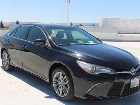 Used 2017 Toyota Camry SE FWD image 2