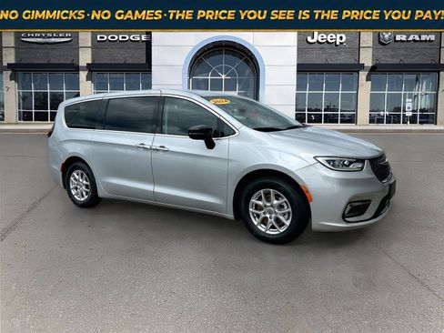Used 2024 Chrysler Pacifica Touring-L FWD image 1