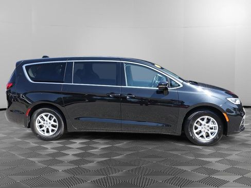 Used 2024 Chrysler Pacifica Touring-L FWD image 8