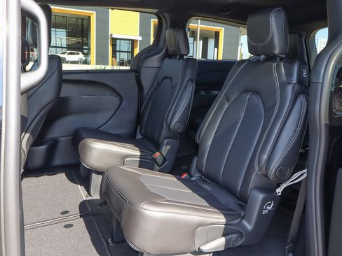 New 2026 Chrysler Pacifica Select image 15