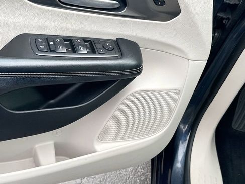 Used 2020 Chrysler Pacifica Touring-L w/ Advanced Safetytec Group FWD image 20