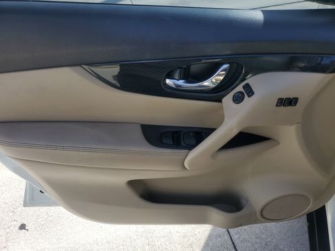 Used 2018 Nissan Rogue SL w/ Premium Package image 23