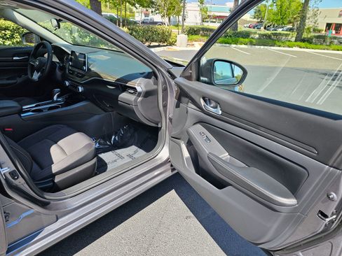 Used 2024 Nissan Altima 2.5 SV image 27