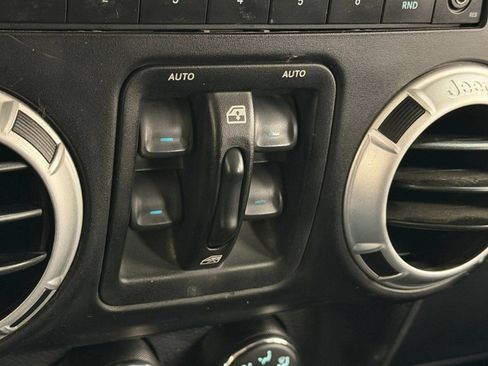 Used 2014 Jeep Wrangler Unlimited Sahara w/ Connectivity Group AWD/4WD image 21