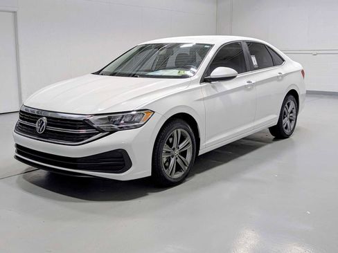 Used 2024 Volkswagen Jetta SE image 1