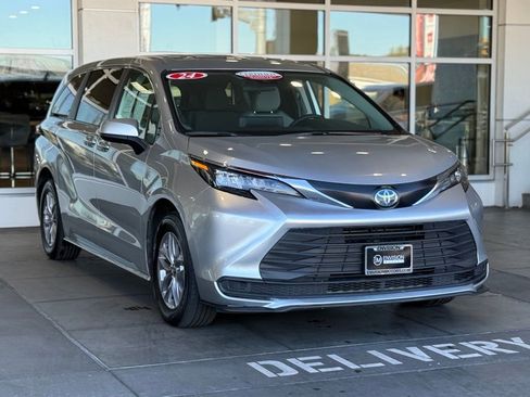 Used 2024 Toyota Sienna LE image 7