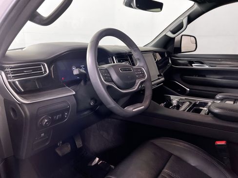 Used 2022 Jeep Wagoneer Series II AWD/4WD image 9